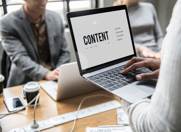 content-concept-laptop-screen_53876-13531.jpg